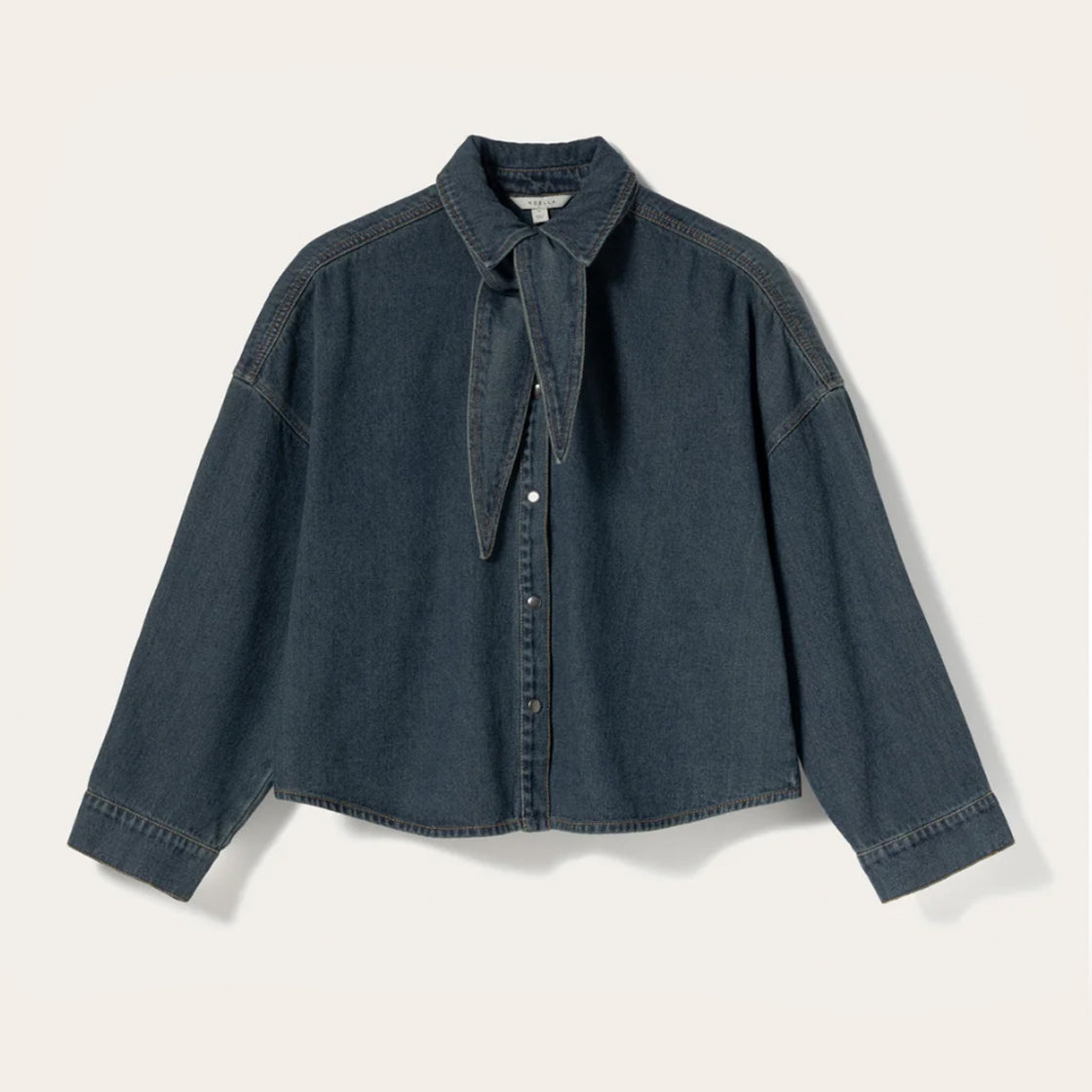 Skjorte Lirinna Vintage Blue Wash - By Noella med klassisk krage, lange ermer og matchende halstørkle i denimblått