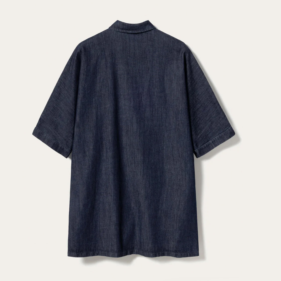 Kjole N-Leolani  Blue Wash - By Noella i mørk denim med korte ermer sett bakfra på lys bakgrunn