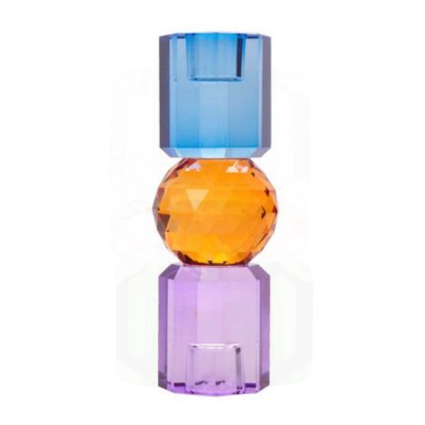 Krystall lysestake i fra Cést Bon, i fargene lilla, rav og koboltblå. Lysestaken består av to klosser og en ball i mellom.