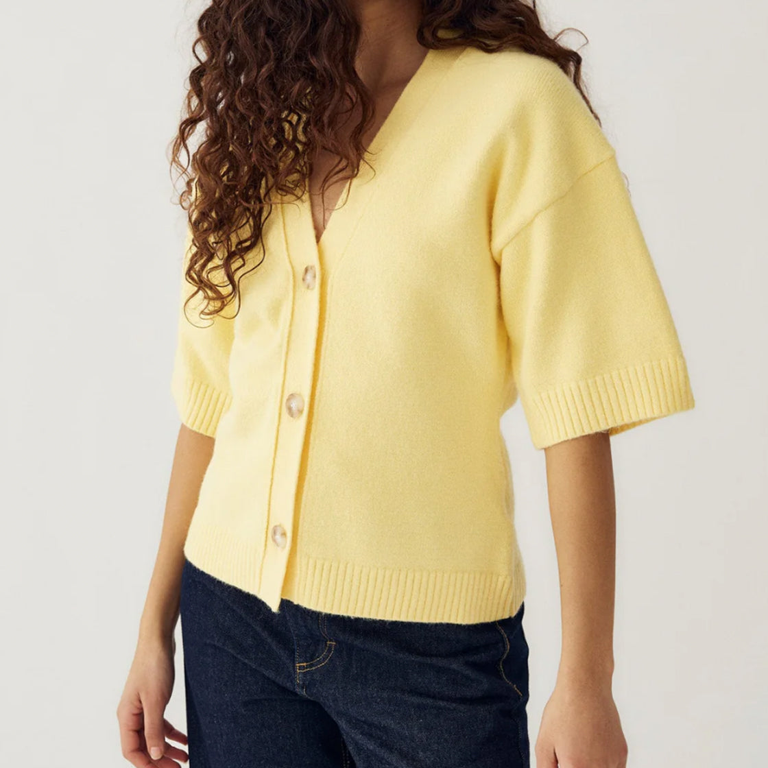 Cardigan N-Lenyx Butter Yellow - By Noella i myk gul strikk med knapper og korte ermer på modell