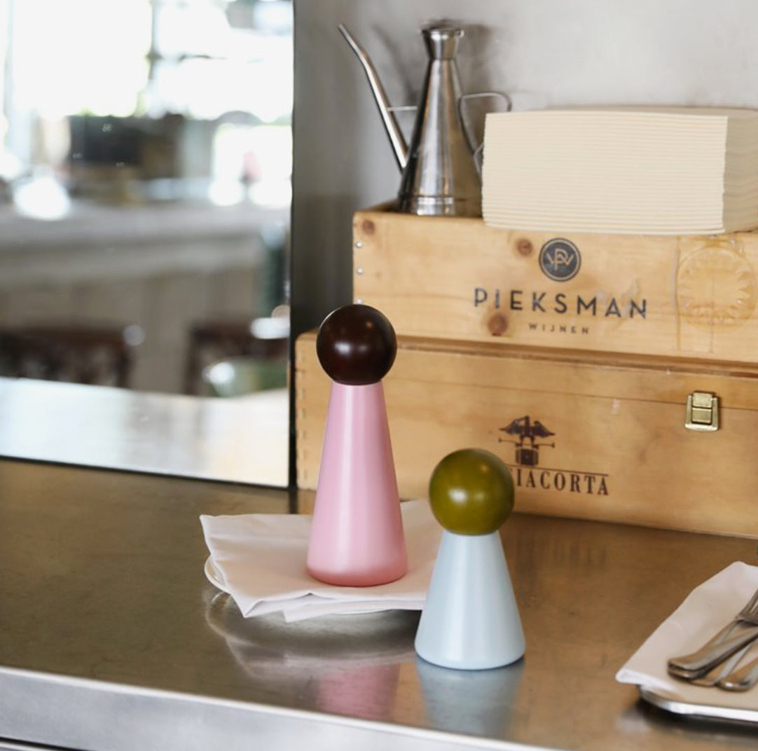 Salt og Pepper Bøsse Halma Large Rosa - By &Klevering i rosa med mørk topp på kjøkkenbenk ved treesker