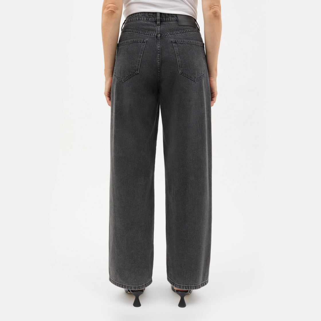 Luke Black Denim Christel Jeans - By Mads Nørgaard i svart vintage vask med løs passform sett bakfra på modell