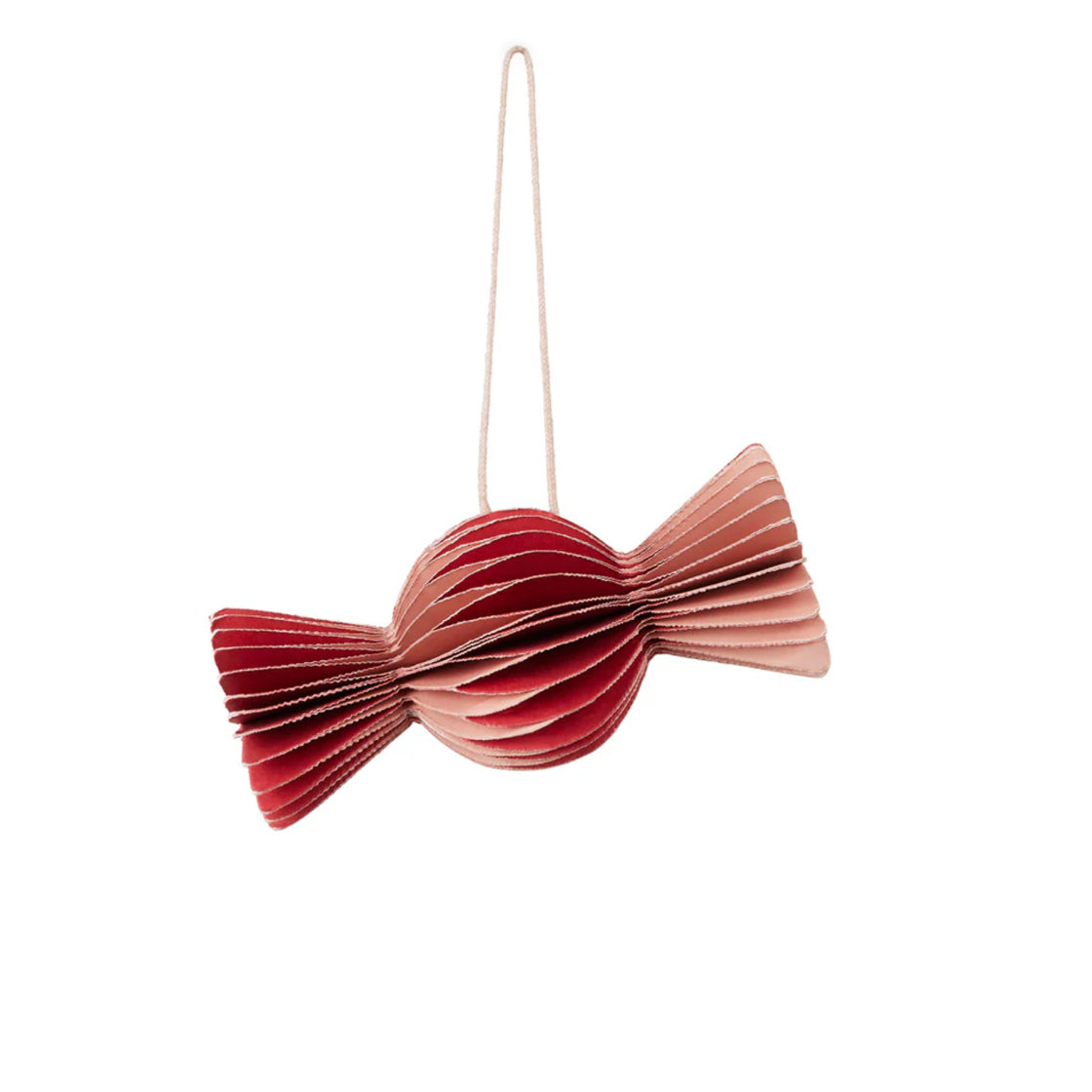 Pompom Karamell Rustrød - By Broste Copenhagen i papir formet som karamell med oppheng på hvit bakgrunn