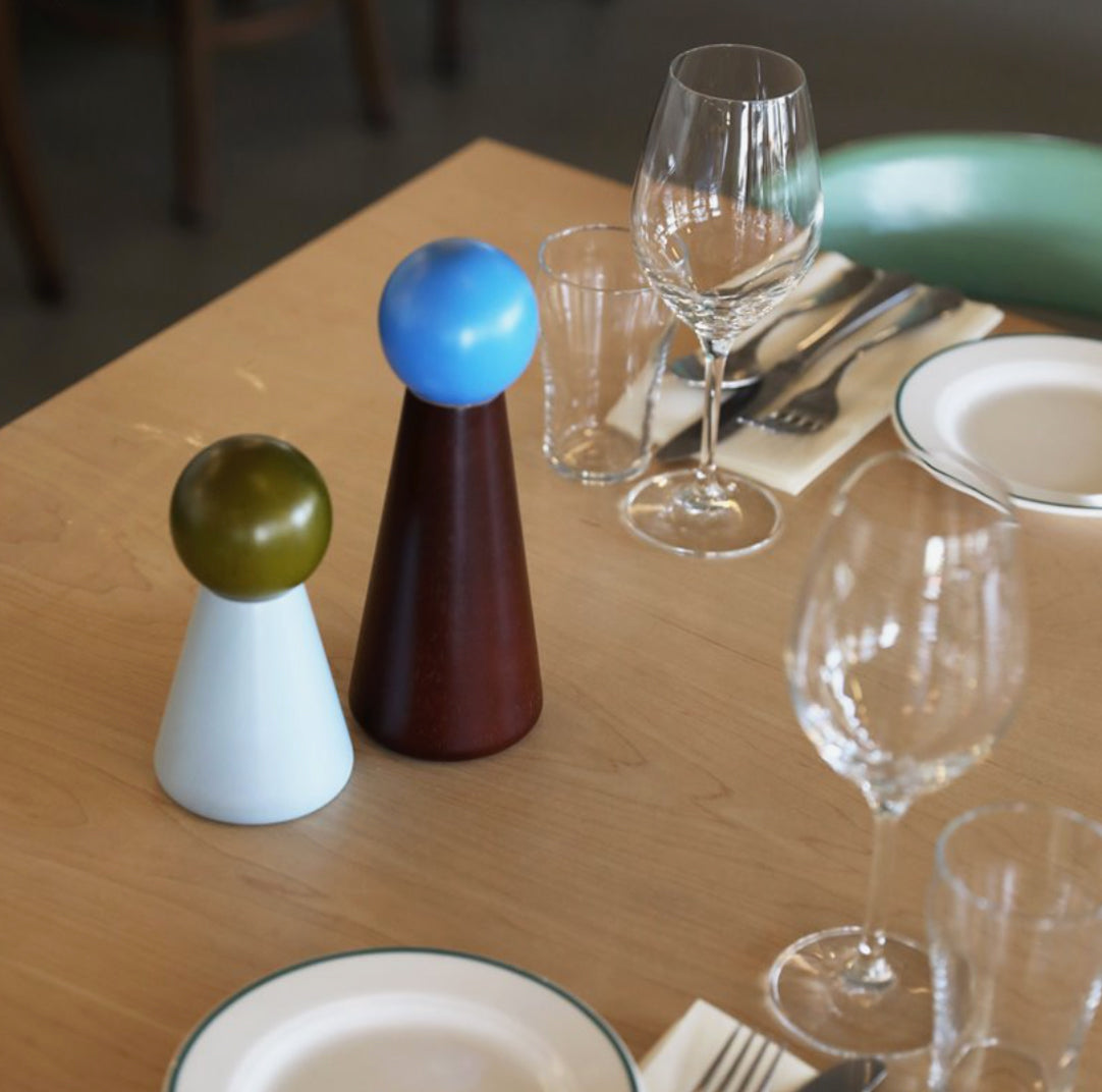 Salt og Pepper Bøsse Halma Large Burgunder - By &Klevering med burgunderrødt tre og blå topp på dekket spisebord