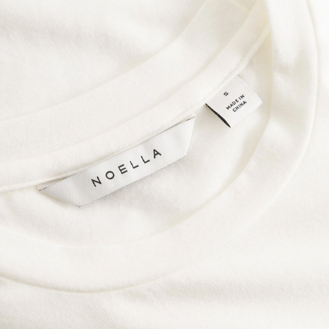 Tshirt N-Julia Hvit - By Noella med rund hals og synlig merkelapp i mykt hvitt stoff
