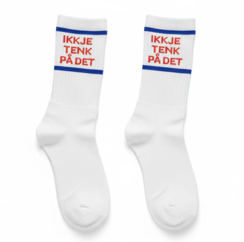 Hvite sokker med blå kant og rød tekst 