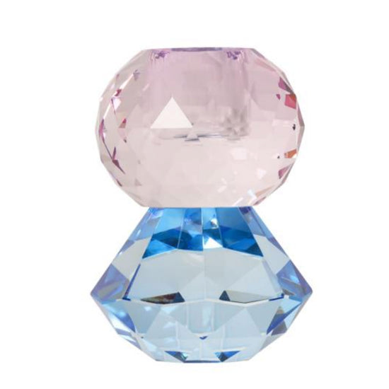 Krystall lysestake i fra Cést Bon i fargene lys blå og lys rosa. Lysestaken består av en diamantform, og en rund form. Den blå er nederst og den rosa er på toppen. Plass til et kronelys.