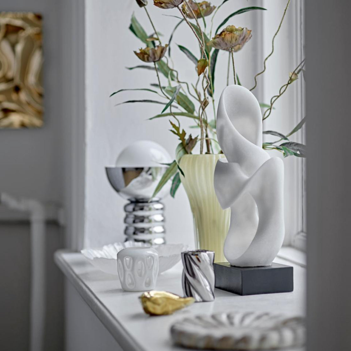 Spike Bordlampe Metall - By Bloomingville med skinnende kromfinish og dekorativt boblende design på hvit bakgrunn