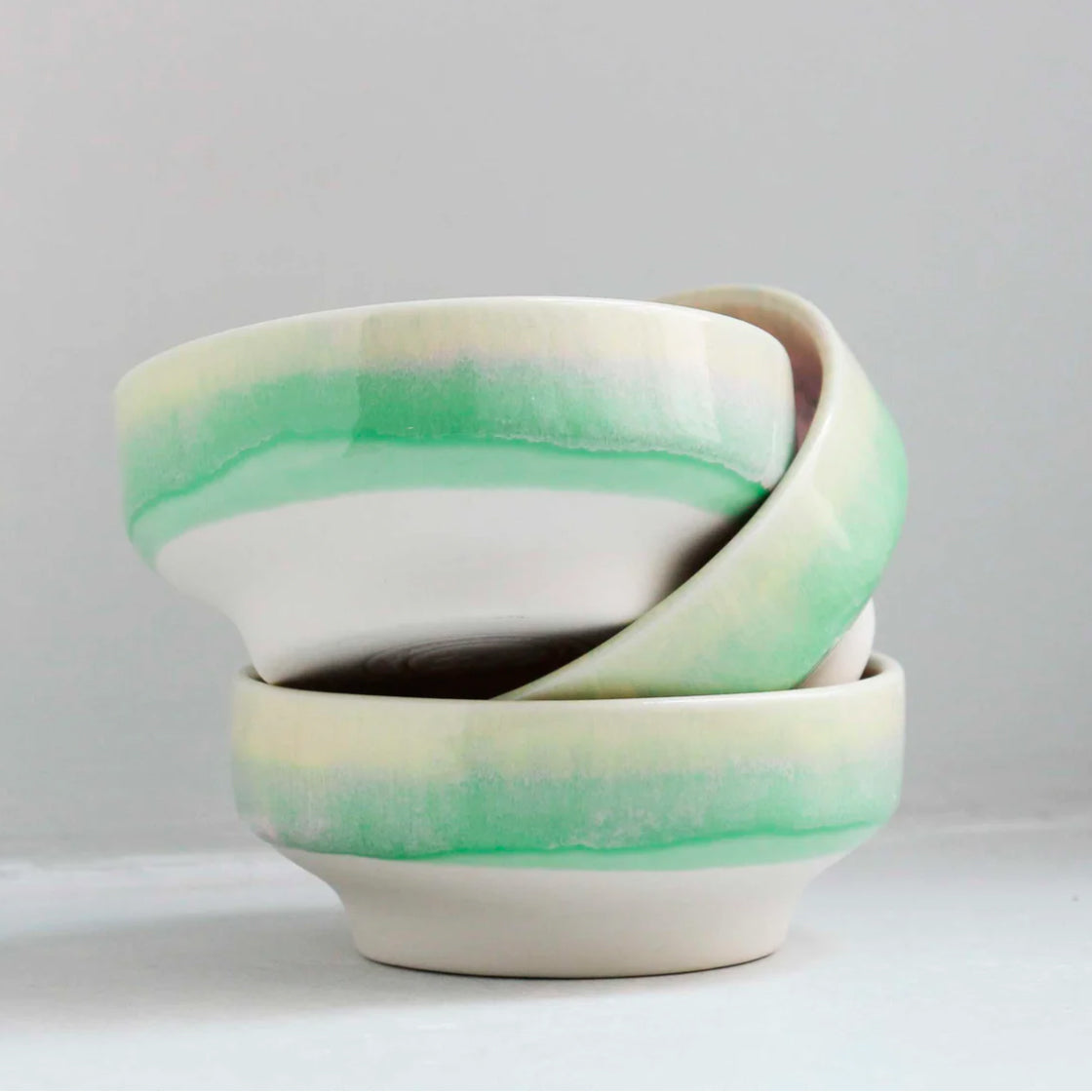 Dip Dish Juicy Guava - By Studio Arhoj keramikk-skål med myk grønn glasur og bred, stabil fot i elegant design