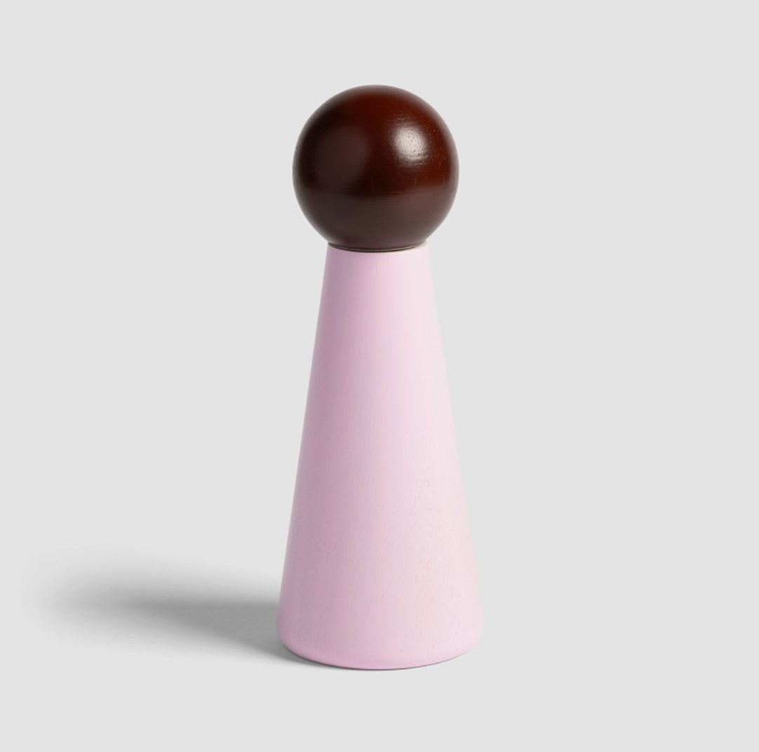 Salt og Pepper Bøsse Halma Large Rosa - By &Klevering i rosa med brun topp på lys bakgrunn