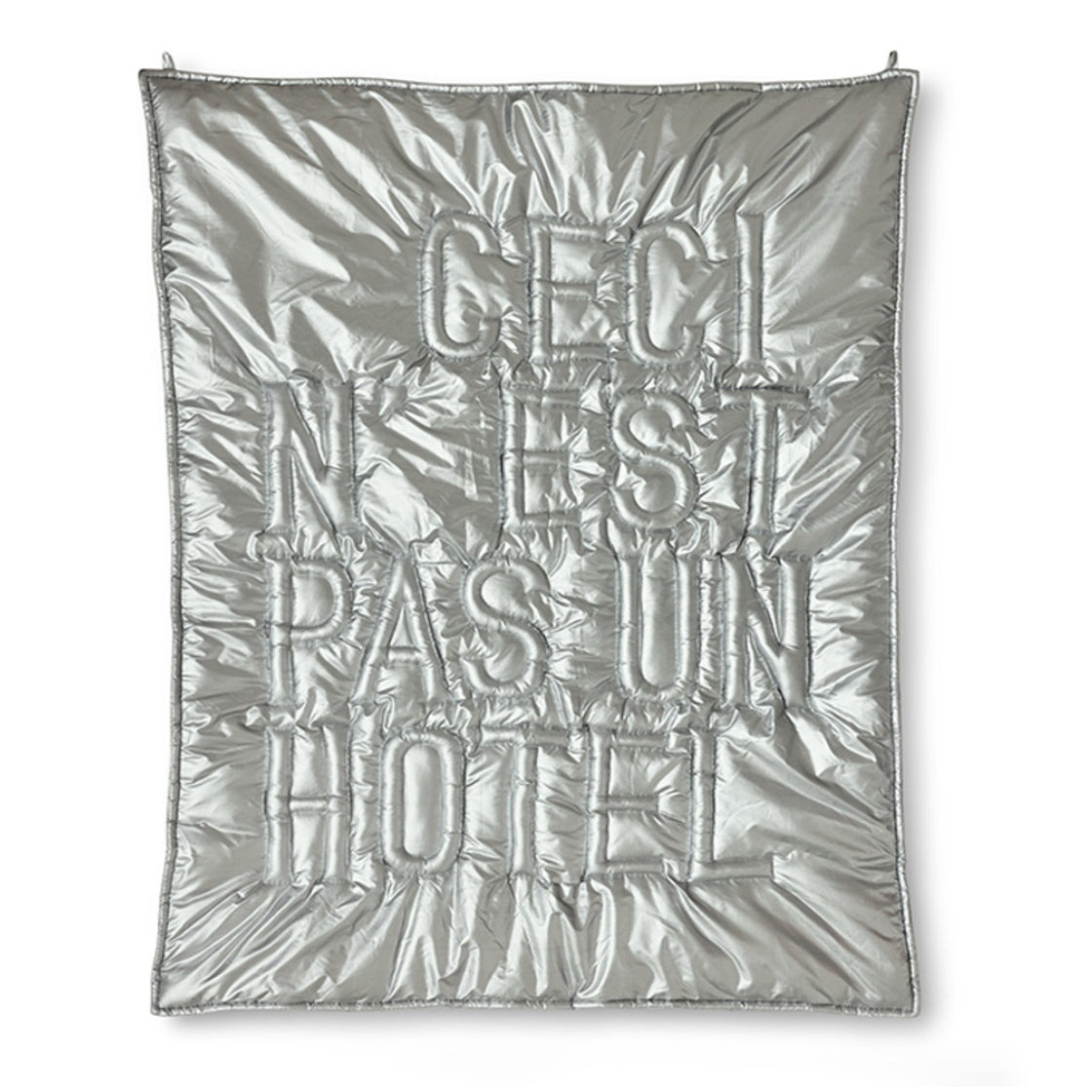 Veggteppe Sølv  'Ceci n'est pas un hôtel' - By HK Living med polstret tekstil og industriell sølvfinish.