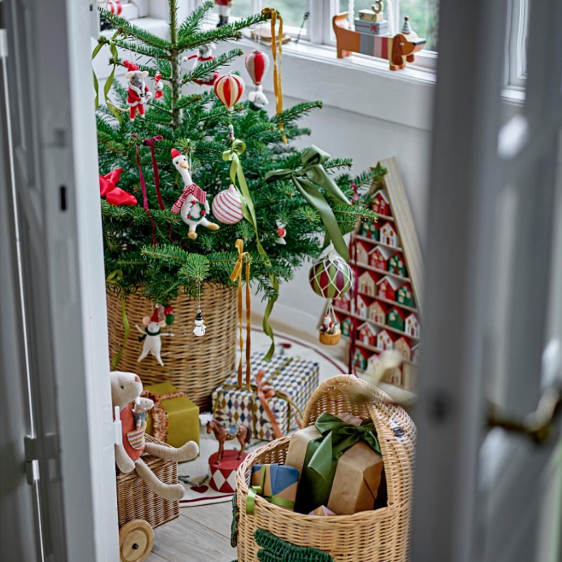 Lysestake Vadim Tre - By Bloomingville med dekorativt tog av julefigurer i varmt tre foran julepyntet tre