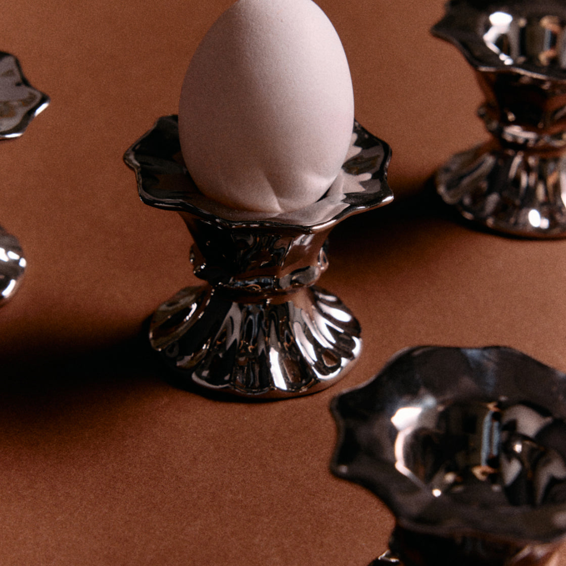 Eggeglass Keramikk Chrom - By HK Living med blank kromglasur og klassisk keramisk form i tidløst design