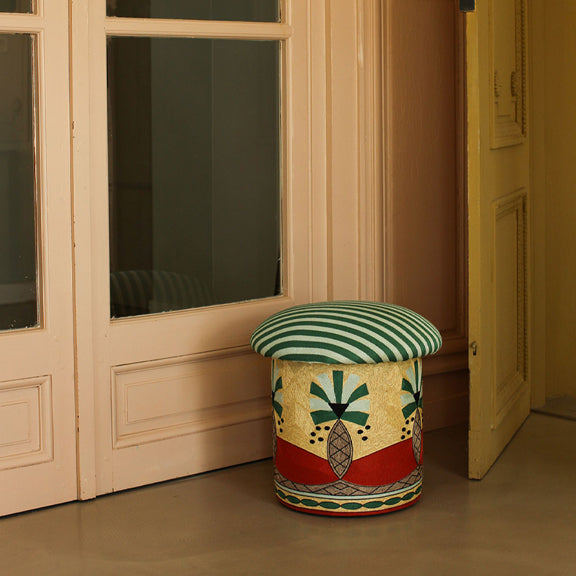 Paloma Brodert Puff - By Doing Goods med broderte palmer og grønnstripet cushioned topp i interiørrom