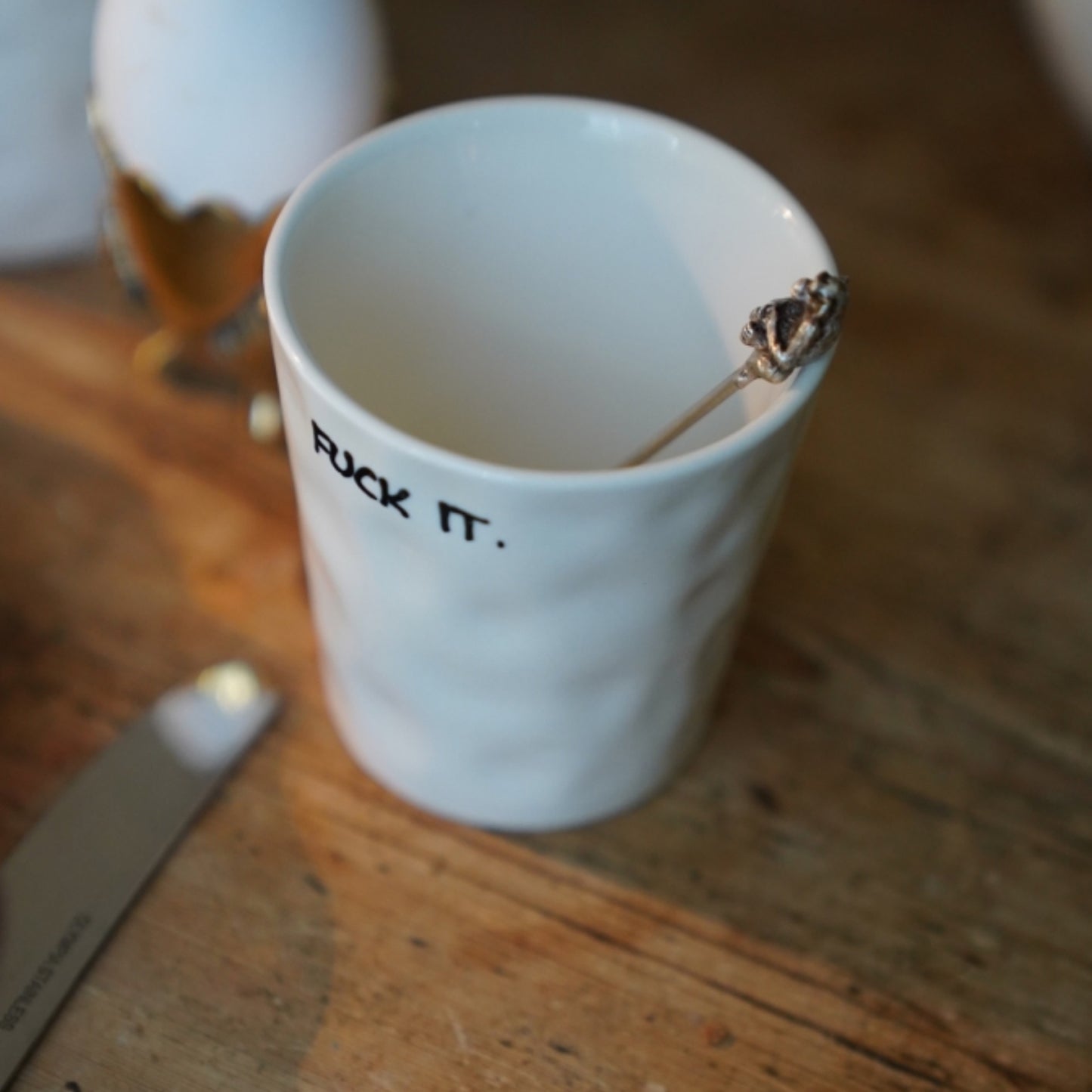 Kopp Fuck It U/Hank - By Anna+Nina i hvit keramikk med uformelt budskap, perfekt til kaffe eller espresso.