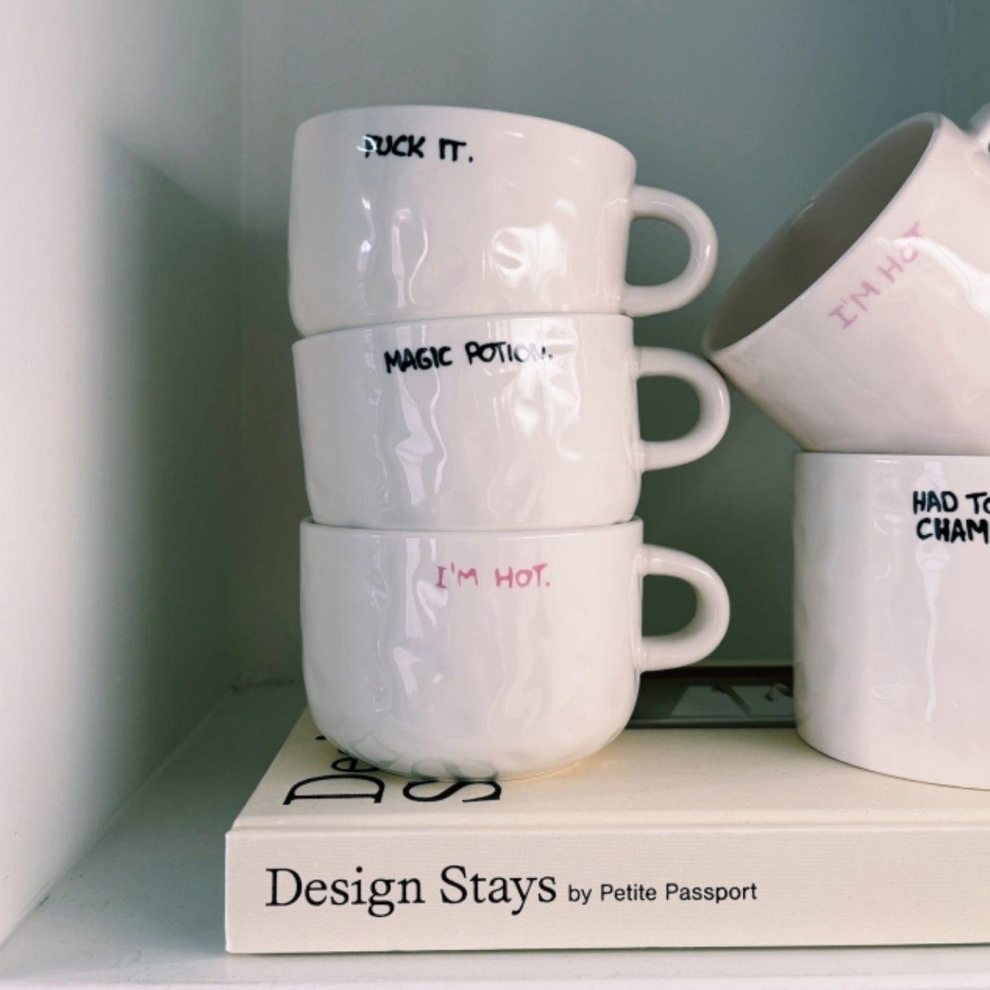 Kopp Fuck It - By Anna+Nina i keramikk med svart tekst, perfekt til kaffe eller cappuccino for en uformell start på dagen