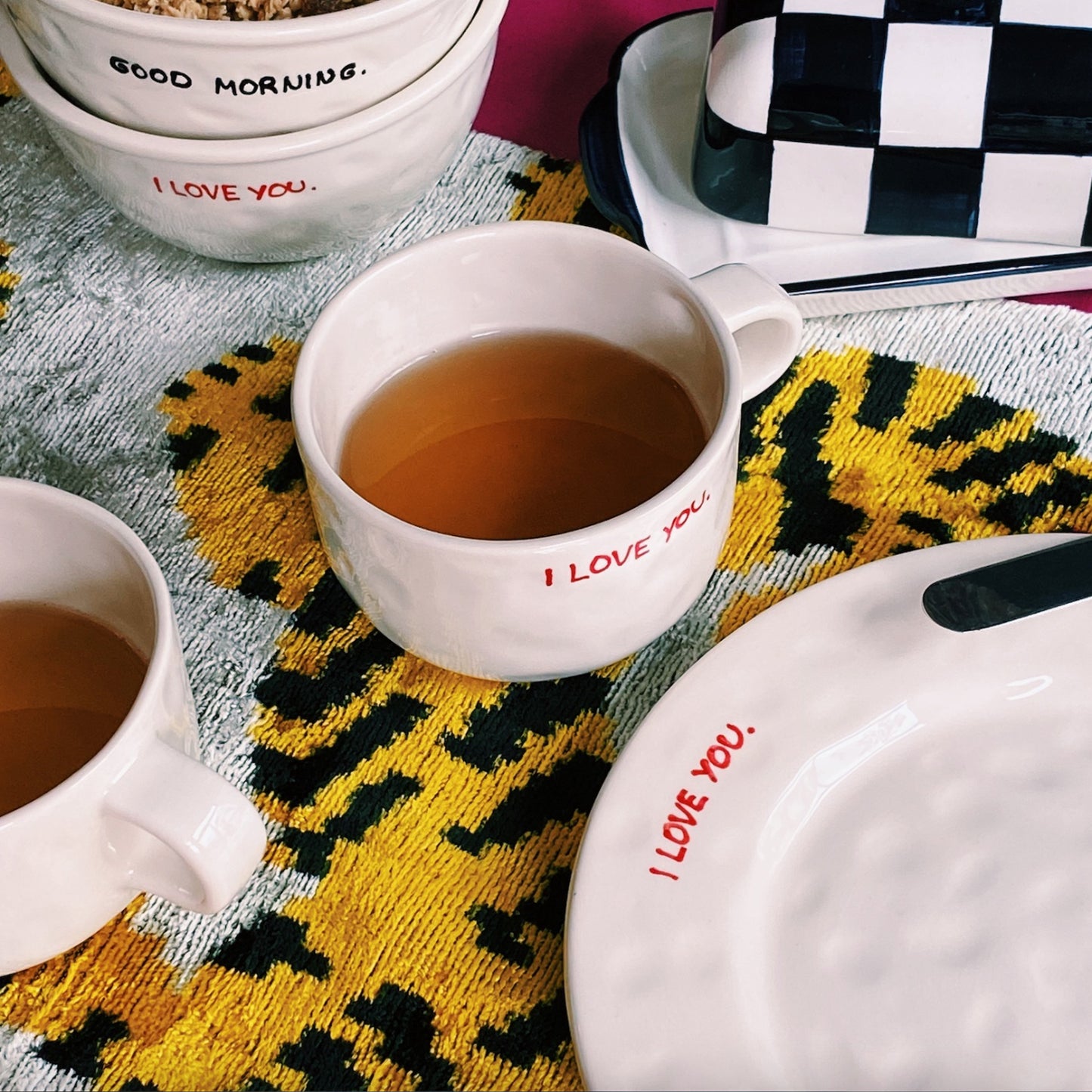 Kopp I Love You - By Anna+Nina i keramikk med rød tekst, perfekt for morgenkaffe eller kjærlig gave.