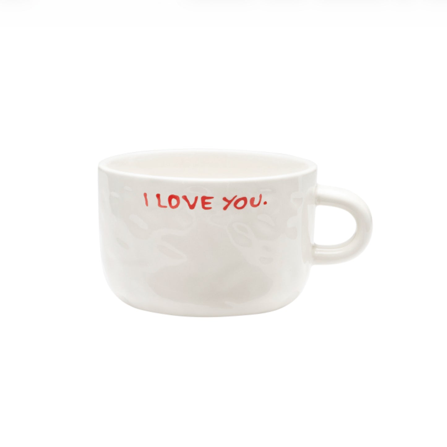 Kopp I Love You - By Anna+Nina i keramikk med enkel design og rød tekst, perfekt til en kjærlig start på dagen