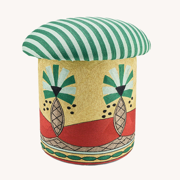 Paloma Brodert Puff - By Doing Goods med stripet sete og kunstnerisk broderi i grønne, røde og beige toner