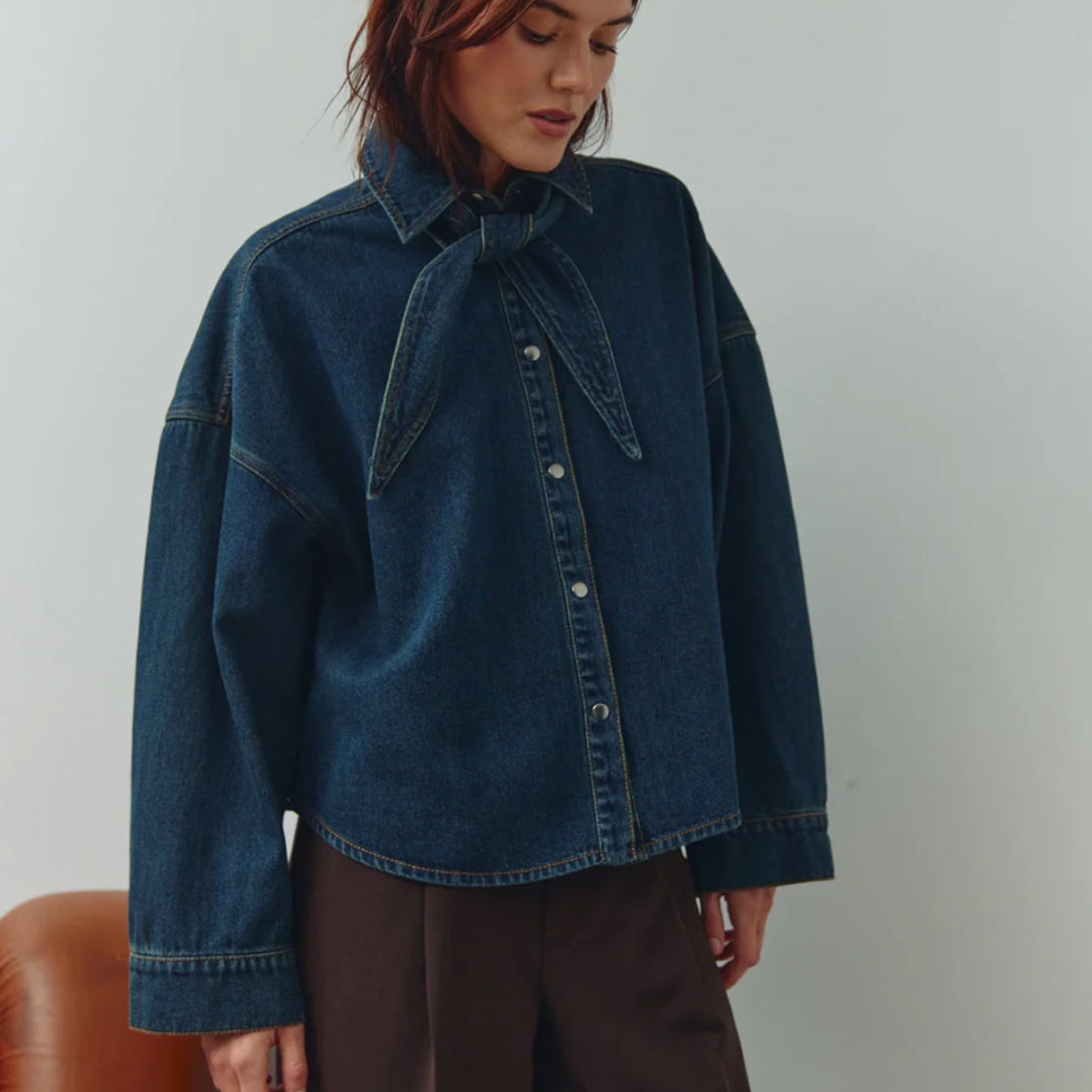 Skjorte Lirinna Vintage Blue Wash - By Noella med denimstoff, oversized passform og halstørkle-detalj i blåtoner