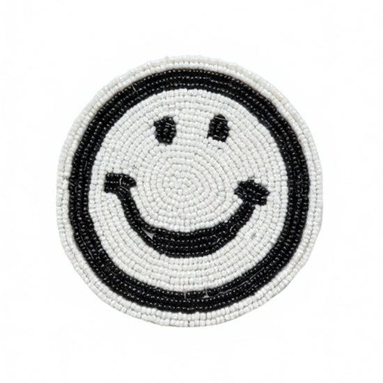 Drikkebrikker Smily Sort/Hvit - By HEIM Studio med rundt perlemønster og smilende ansikt i sort og hvitt
