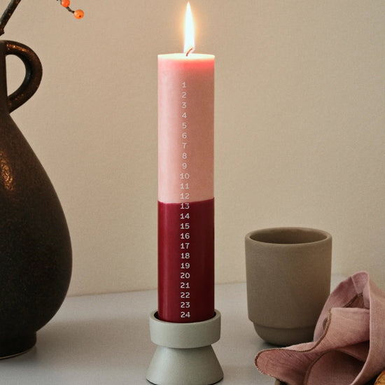 Duo Kalenderlys Rød/Lys Rosa - By Broste Copenhagen med tofarget design og tall for nedtelling til jul