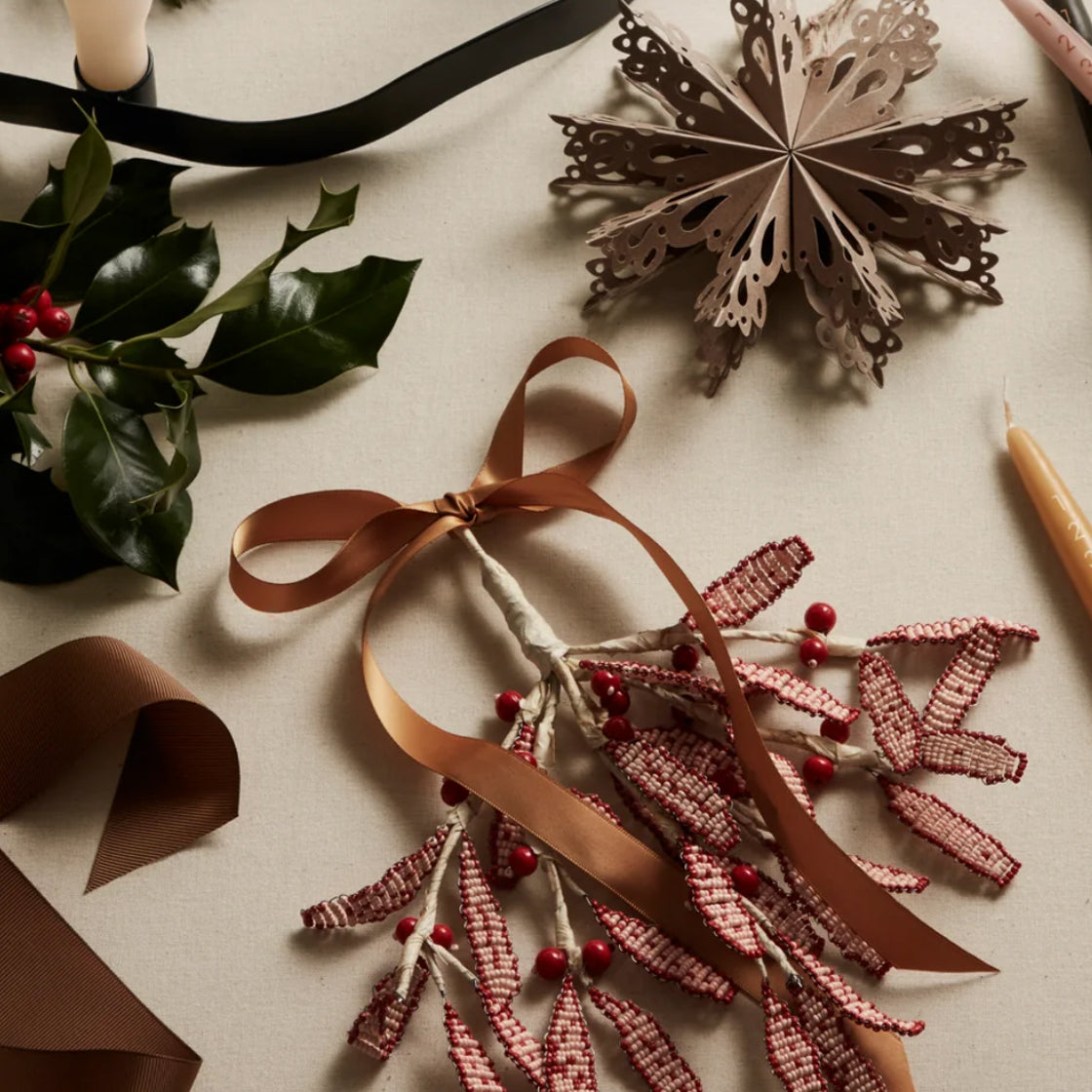 Misteltein Perle Julepynt - By Broste Copenhagen med perler og bånd, dekorasjon for vegg eller bord