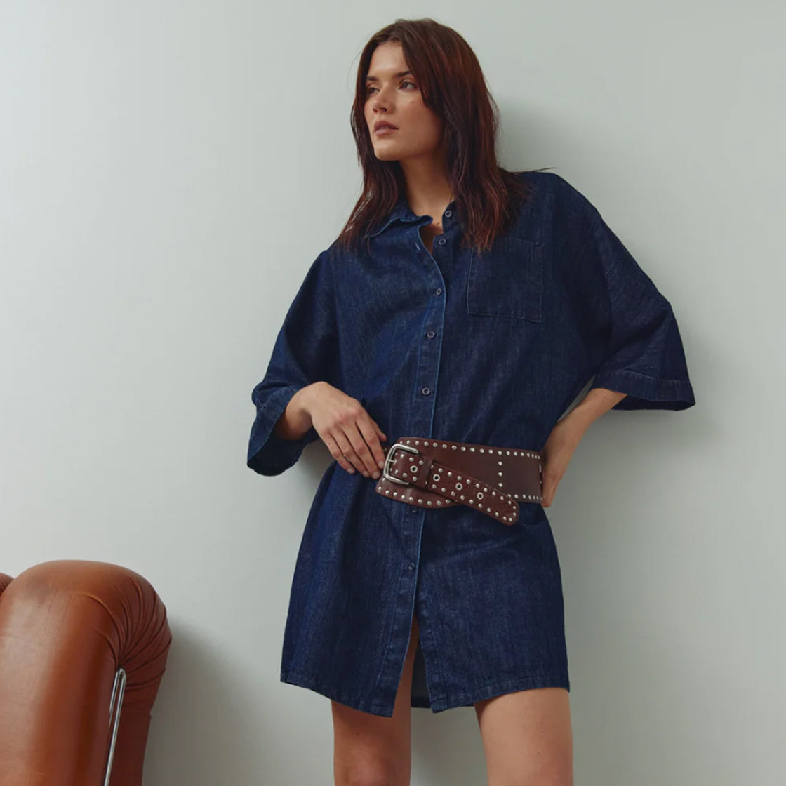 Modell iført Kjole N-Leolani  Blue Wash - By Noella i mørk denim med knapper og bredt belte i brun skinnstil