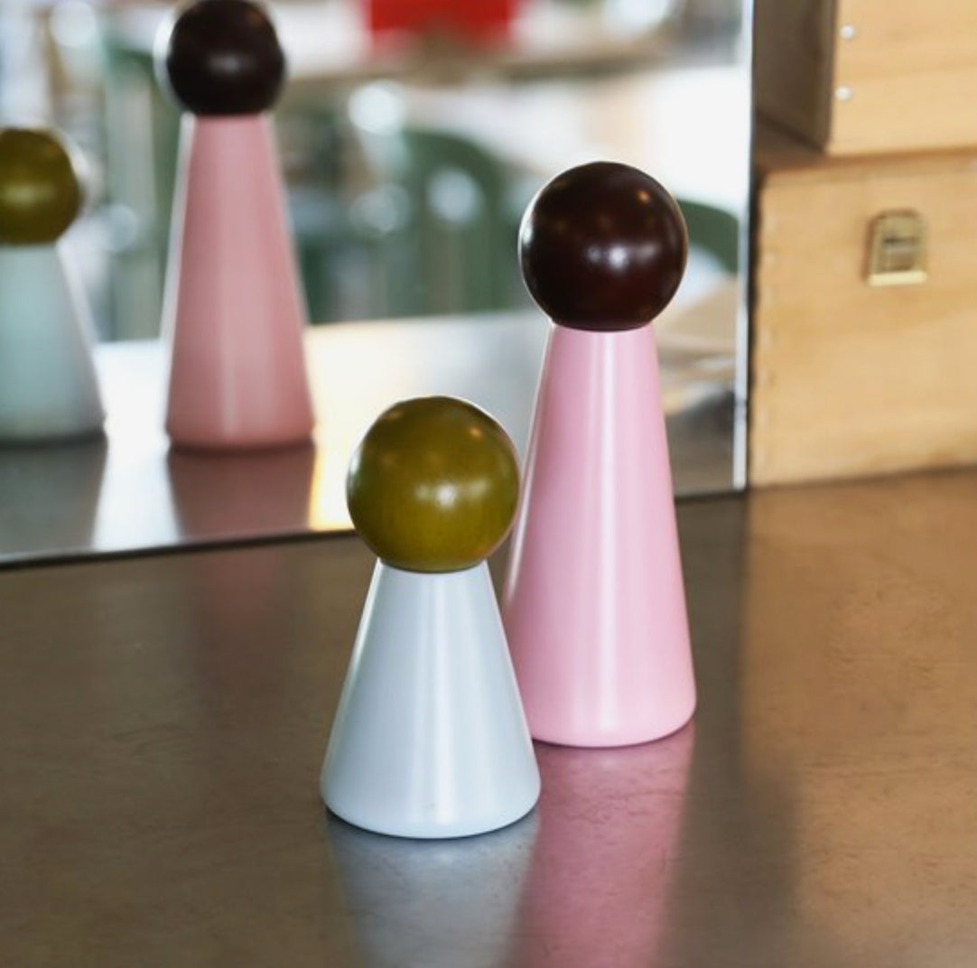 Salt og Pepper Bøsse Halma Small Blå - By &Klevering i lys blå med grønn topp på reflektiv flate