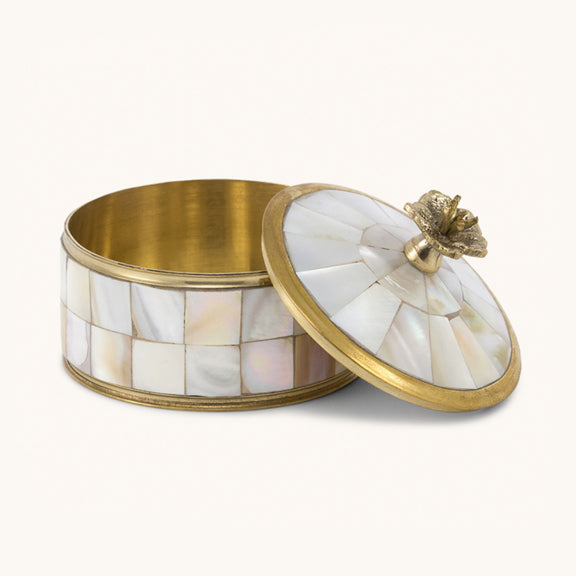 Maisie Sirkusboks Hvit - By Doing Goods med metallboks og lokk dekorert med perlemor og messingdetaljer