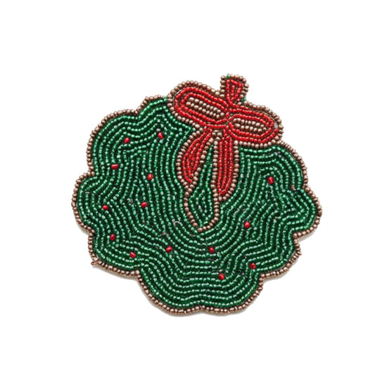 Drikkebrikker Julekrans M/Sløyfe - By HEIM Studio med perlebrodert grønn julekrans og rødt sløyfebånd