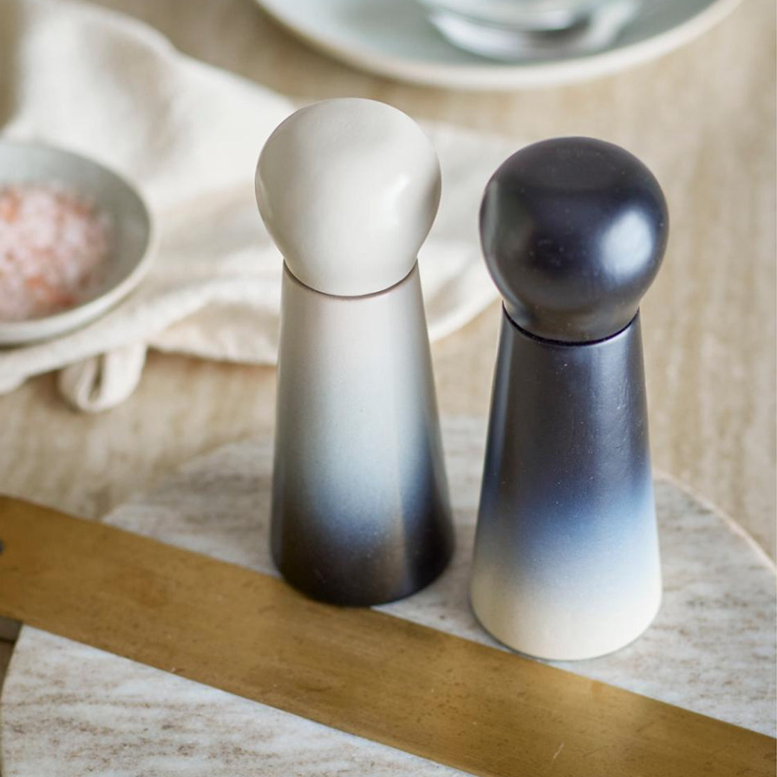Salt og Pepper Hyman - By Bloomingville i gummitre med gradient hvit og svart fargeeffekt på kjøkkenbord