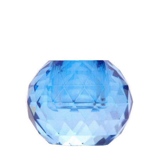 Lysestake i krystall fra Cést Bon. Lysestaken har en rundform, med diamantkanter. Plass til et kronelys. Lysestaken er i en nydelig koboltfarge.
