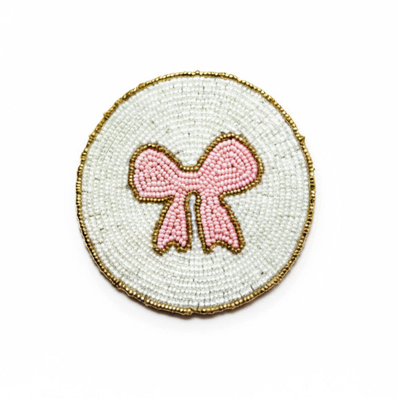 Drikkebrikker Rosa Sløyfe - By HEIM Studio med perler i rosa sløyfe og hvit bakgrunn med gullkanter