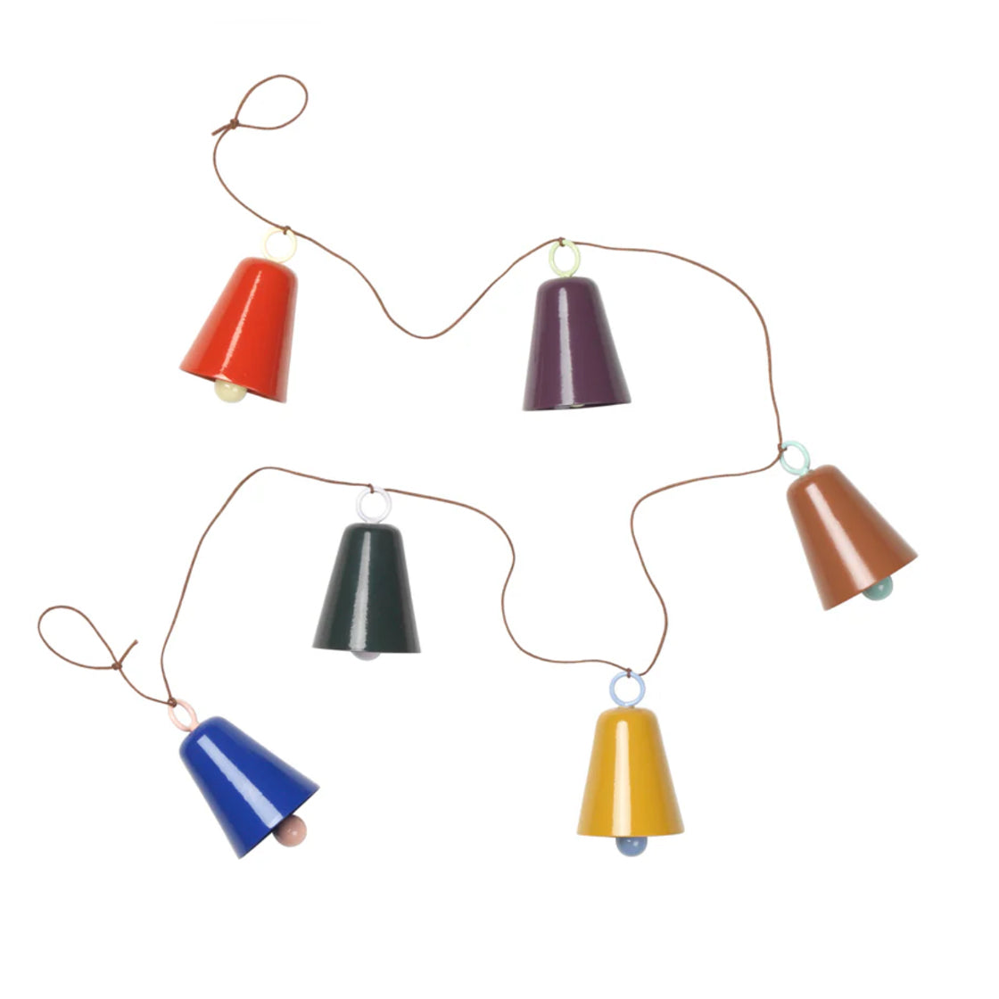 Lenke Bjeller Multi Farget - By Broste Copenhagen med fargerike metallbjeller på brun tråd på hvit bakgrunn