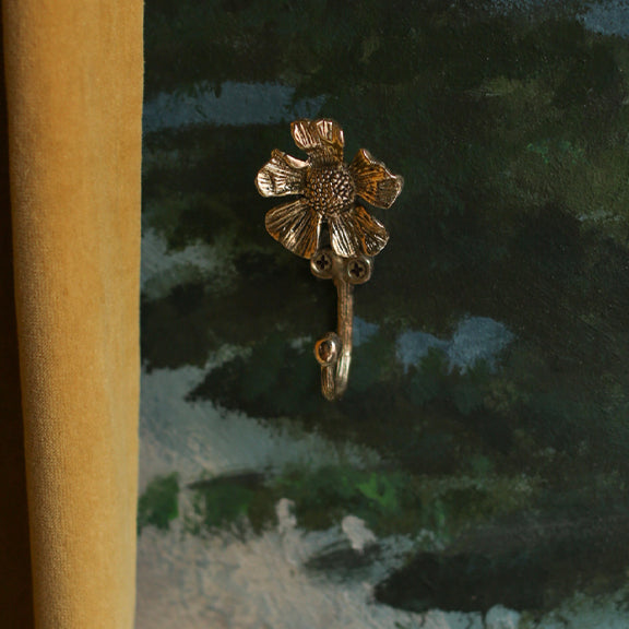 Cherry Blomster Krok - By Doing Goods i dekorativ krok formet som blomst i antikk gullfinish på mørk bakgrunn