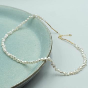 Pearly halskjede i fra Smykish, er et elegant halskjede som har ferskvannsperler på en lang rekke. Halskjedet er 42 cm. Passer perfekt til fest eller en anledning du trenger å føle deg fin.