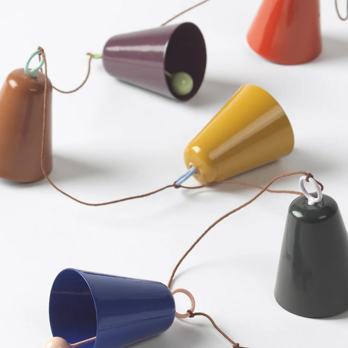 Lenke Bjeller Multi Farget - By Broste Copenhagen med metallbjeller i ulike farger på hvit bakgrunn