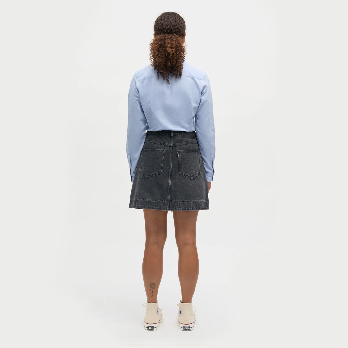Luke Black Denim Riva Skirt - By Mads Nørgaard kort A-formet denimskjørt med sømmer og beltehemper sett bakfra