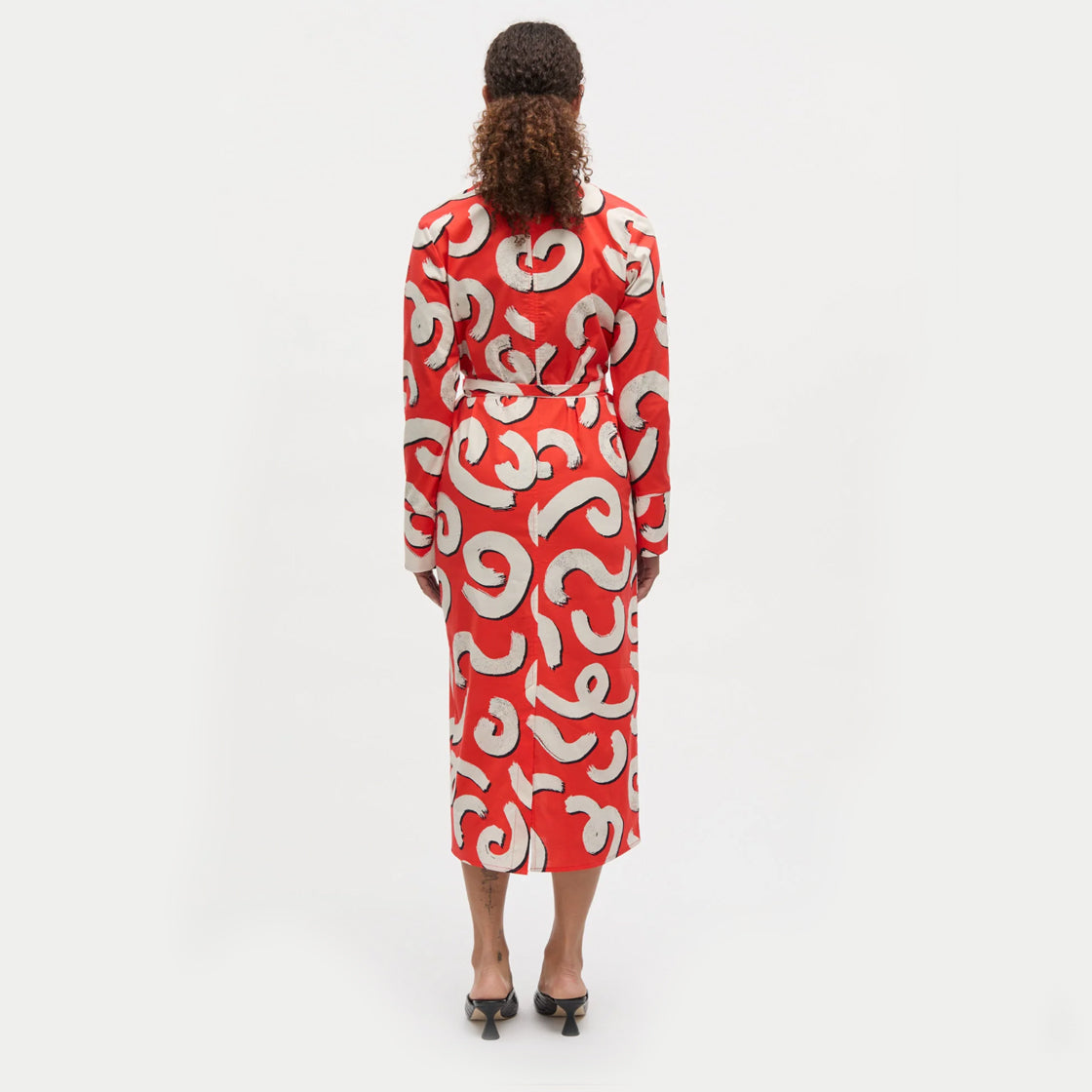 Colleen Oda Dress AOP - By Mads Nørgaard midikjole i rødt med grafisk mønster og knyting i midjen sett bakfra