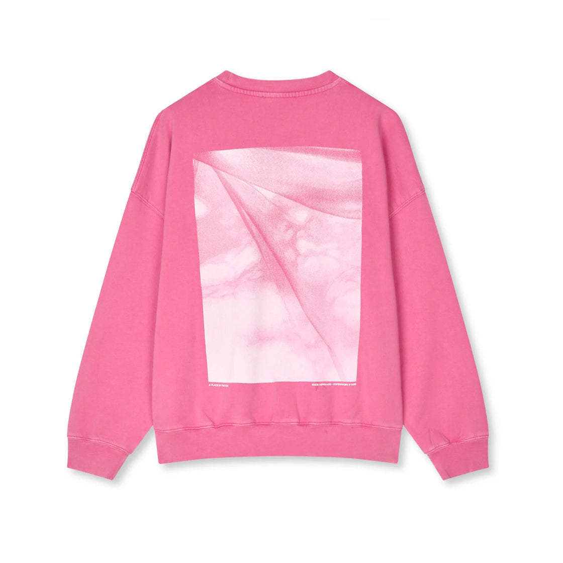 Compact Cotton Atli Sweatshirt - By Mads Nørgaard i rosa med grafisk mønster på ryggen og rund hals