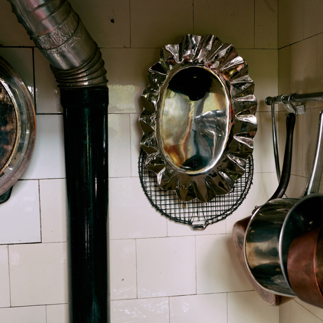 Chrom Serveringsfat Medium - By HK Living med skulpturell form og blank kromflate som gir et unikt uttrykk til interiøret