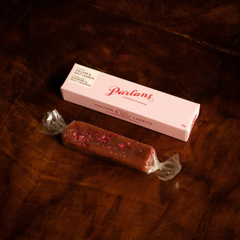 Karamellbar Bringebær og Lakris - By Pärlans Stockholm i håndlaget design med bringebærdryss for smakfull nytelse