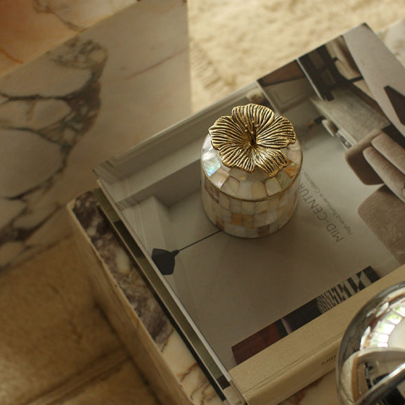 Hailey Hibiscus Sirkusboks Hvit - By Doing Goods