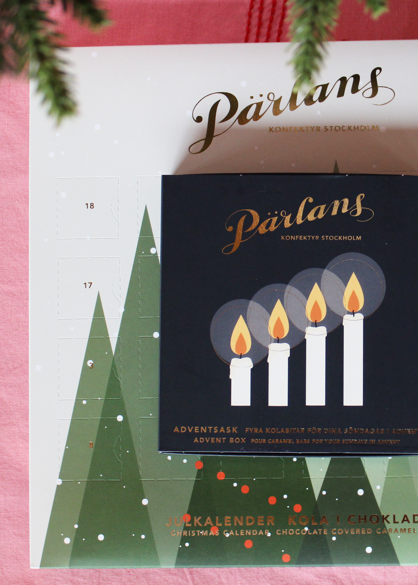 Adventskalender med juletrær og telysillustrasjon på eske fra Pärlans konfektyr Stockholm i stilfull design