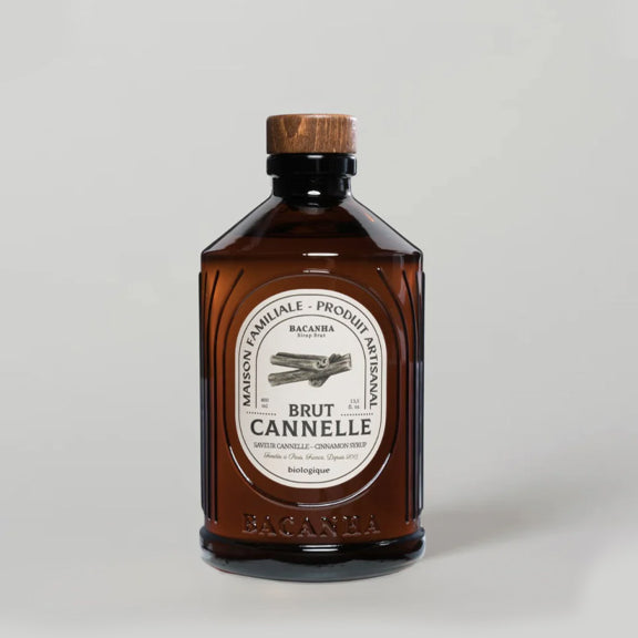 Cinnamon Organic Syrup - By Bacanha i brunt glass med minimalistisk etikett og trelokk mot grå bakgrunn