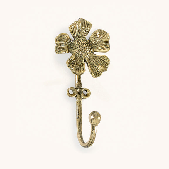 Cherry Blomster Krok - By Doing Goods i antikk gull med detaljert blomsterdesign og solid krok til oppheng