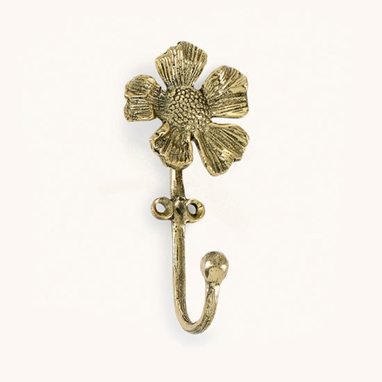 Cherry Blomster Krok - By Doing Goods i antikk gull med detaljert blomsterdesign og solid krok til oppheng
