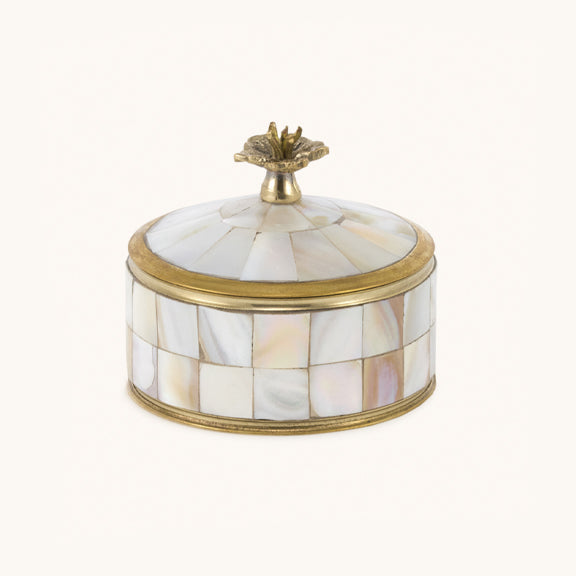 Maisie Sirkusboks Hvit - By Doing Goods rund metallboks i resirkulert messing med perlebesatt lokk og håndlaget design