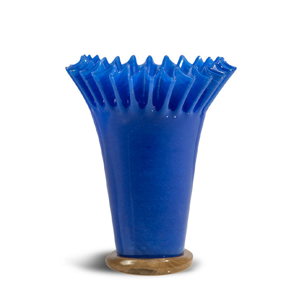 Lori vase i fra ByON er en vase inspirert av moteverdens plisserte kjoler og en blomst som er på vei til å springe ut. Vasen er blå med en karamellfarget rund fot.